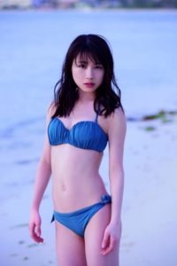 鮮やかな青の水着の石田亜佑美