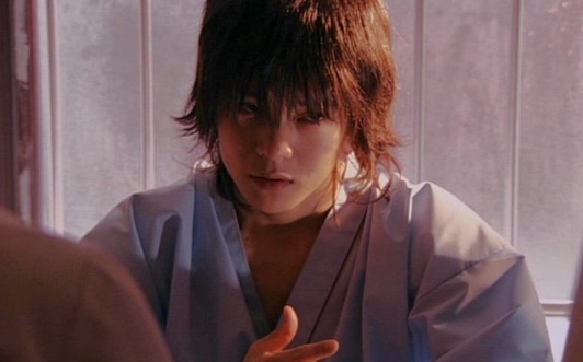 「ジョーカー」で無差別殺人事件の犯人役を演じる窪田正孝さん。髪の毛が長いですね。中世的な雰囲気です。