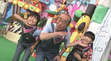 「天才志村動物園」でまだ幼いころの芦田愛菜ちゃんと鈴木福君と共演する志村けんさん。いまは大きくなりましたよね。