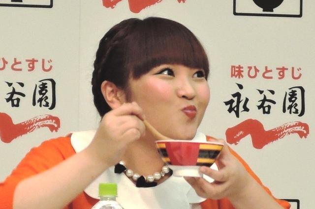 お茶漬けのイベントに参加しているオチャメな顔の柳原可奈子さん。とってもおいしそうに食べていますね。