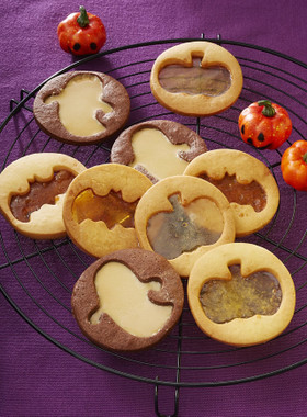かぼちゃ、蜘蛛、おばけなどいろいろなモチーフが楽しめるステンドグラス風のクッキーです。食感も楽しめそうですね。