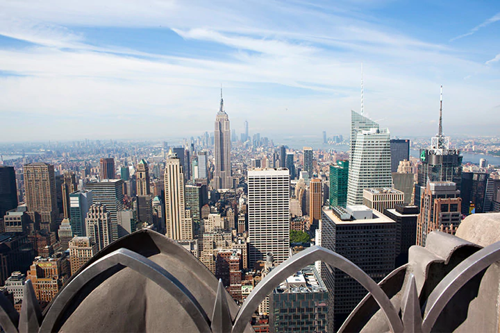 ニューヨークの70階建てのビル、トップ・オブ・ザ・ロックの展望台。摩天楼を見渡すダイナミックな眺めを堪能できます。