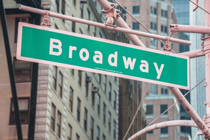 ニューヨークのマンハッタンに南北に走る「ブロードウェイ」通りに沿って、たくさんの劇場が立ち並んでいることから、「ブロードウェイ」（劇場街）と呼ばれています。
