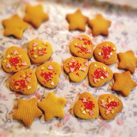 ハート型と星形のクッキーです。赤やピンクや黄色のトッピングが華やかですね。