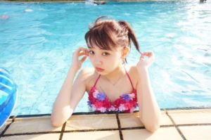 ピンク水着でプールの江野沢愛美