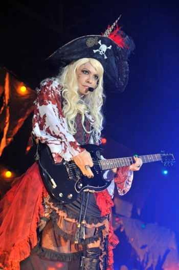 「VAMPS」主催の「HALLOWEEN PARTY 2014」一日目で女海賊に扮したhydeさん。女性よりも美しいですね。
