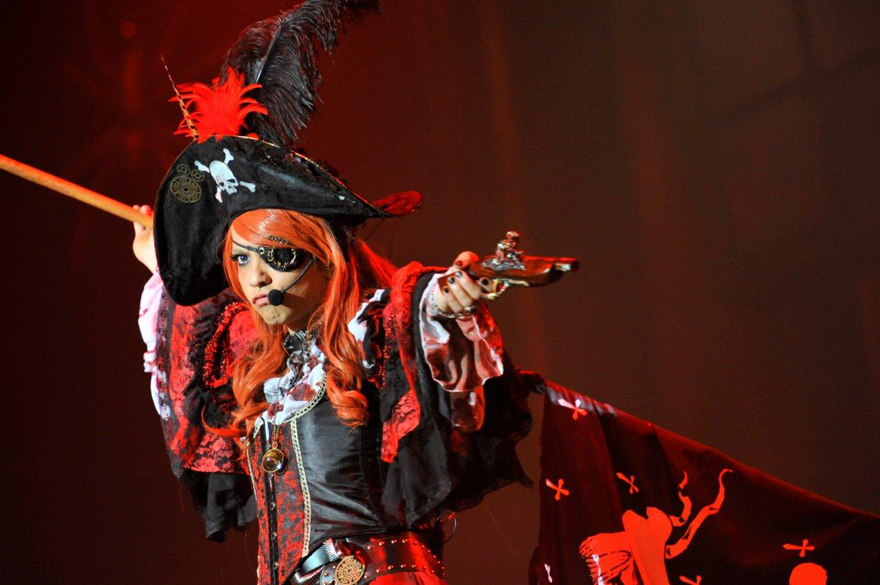 「VAMPS」主催の「HALLOWEEN PARTY 2014」一日目で女海賊に扮したhydeさん。黒と赤の衣装がカッコいいですね。