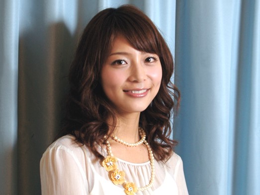 こちらを見てほほえむ相武紗季さん。過去には「TOKIO」の長瀬智也さんとの交際が話題になりました。