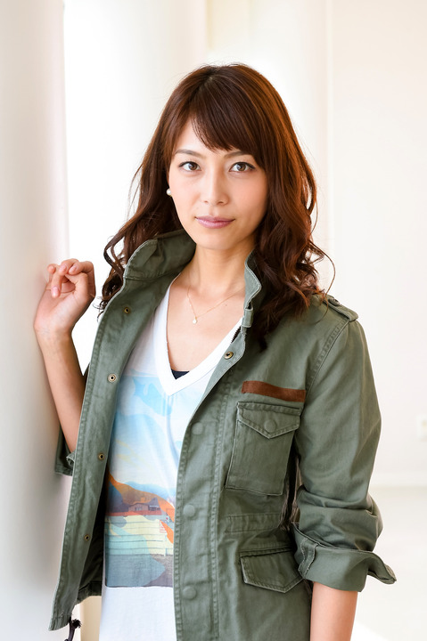 カーキのジャケットがカジュアルな相武紗季さん。中学時代は水泳部に所属していました。