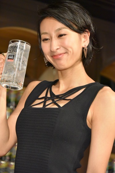ジョッキを片手に笑顔の浅田舞さん。ジョッキがとっても似合いますね。