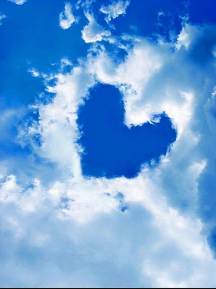 ハートの形の雲が浮かぶ青空。ハート型の穴なんてものすごくレアですね。