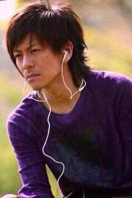 パープルのトップスで音楽を聴いている森田剛さん。まぶしそうな視線がカッコいいですね。