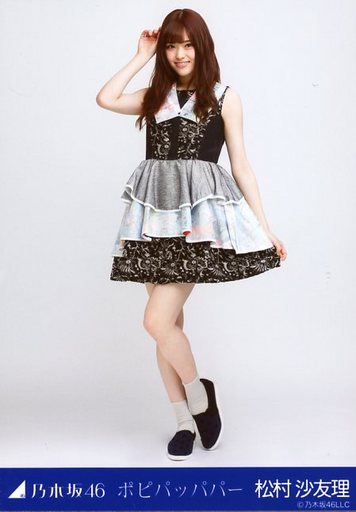 ブラックとレインボーのステージ衣装がまぶしい松村沙友理さん。甘辛な雰囲気が可愛らしいですね。