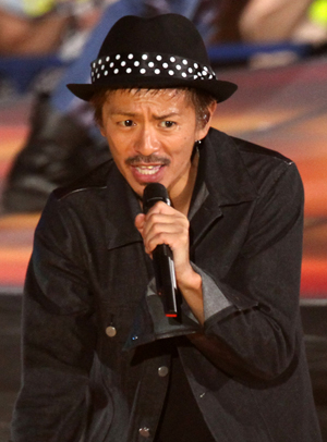 ブラック系のファッションの森田剛さん。熱い表情をしていますね。