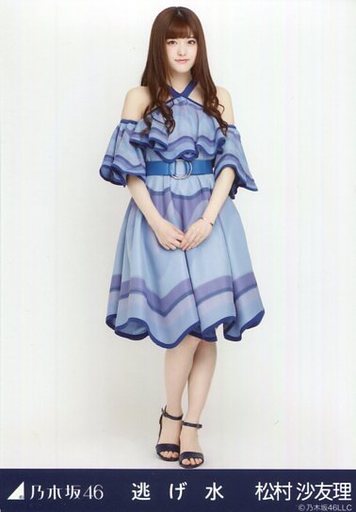 ブルーのステージ衣装の松村沙友理さん。ボリューミィなフリフリが女の子らしいです。
