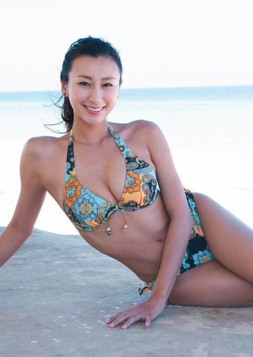 ペイズリー柄の水着で横たわる浅田舞さん。グラビアアイドルにも負けないスタイルです。