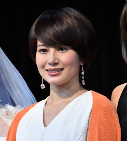 ホワイトのシャツにオレンジのカーディガンの佐津川愛美さん。ショートカットがとっても似合いますね。