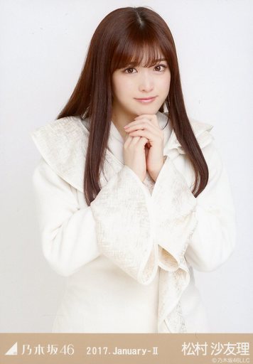 ホワイトの衣装でおねだりポーズの松村沙友理さん。女の子らしい清楚な一枚ですね。
