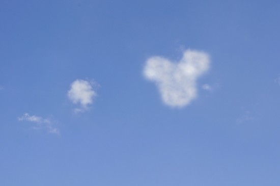 ミッキーマウスの形の雲が浮かぶ青空。これが本当の「かくれミッキー」ですね。