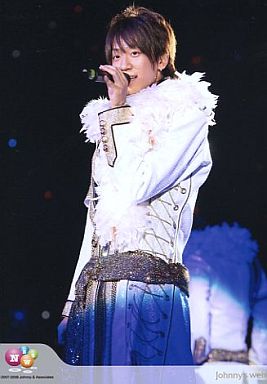 ライブ中の小山慶一郎さん。ブルーの衣装がとってもお似合いですね。