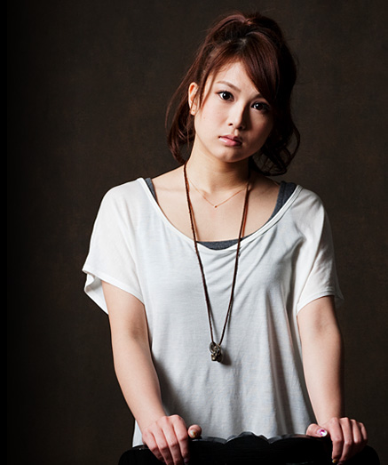 ラフなホワイトのTシャツの佐津川愛美さん。今とは違う印象の茶髪姿が印象的ですね。