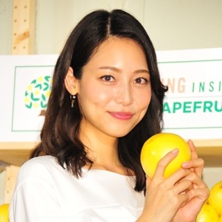 レモンを片手に微笑む相武紗季さん。お姉さんは宝塚歌劇団で「音花ゆり」という名前で活躍しています。