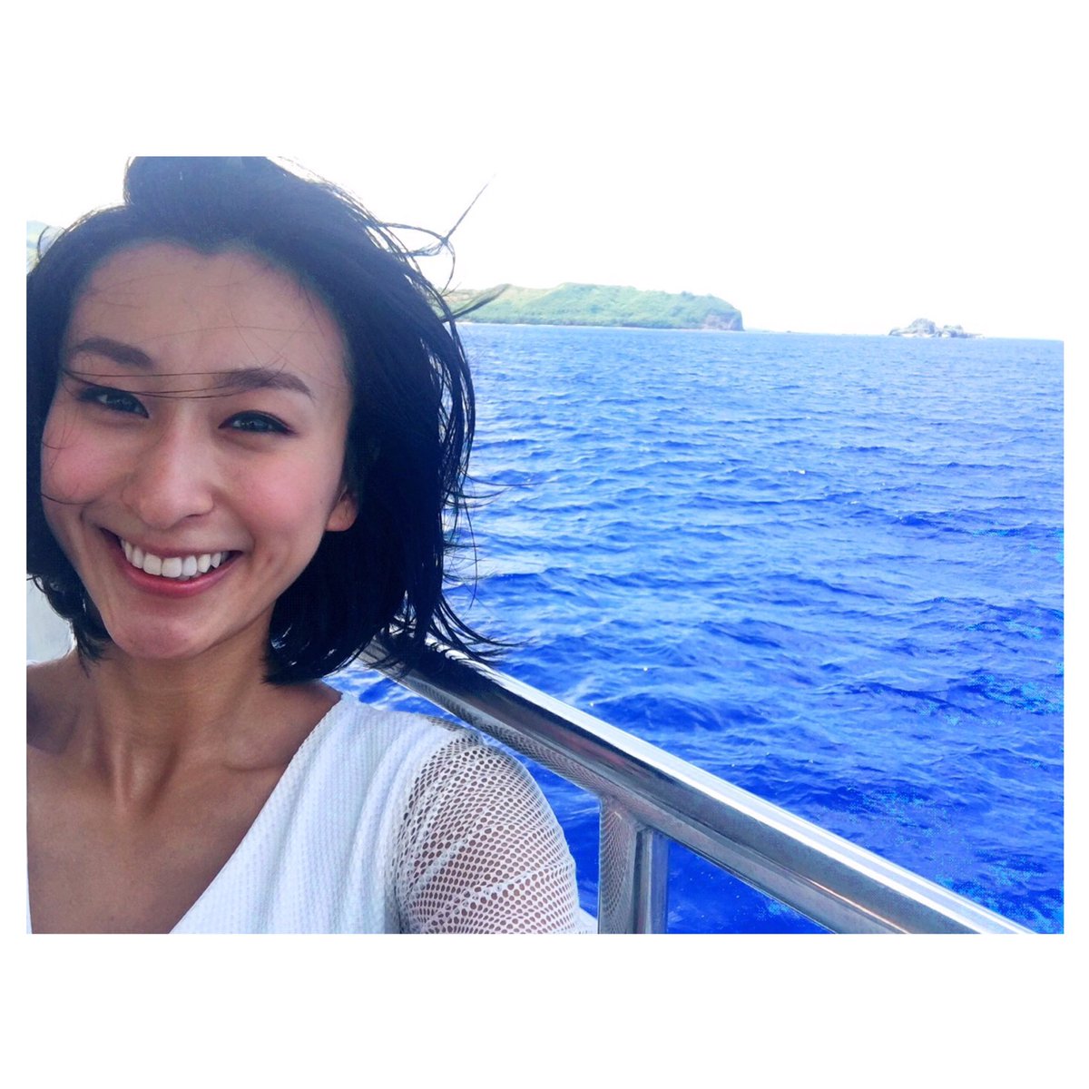 ロイヤルブルーの海のなかクルージングを楽しむ浅田舞さん。きれいなお顔のなかでひときわ目が行くのはきれいすぎる歯です。
