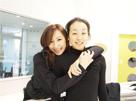 妹の浅田真央さんと一緒の浅田舞さん。並ぶとお姉さんという感じですね。
