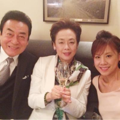 実のお父さんでもある高橋英樹さんと一緒の高橋真麻さん。お母さんは芸能事務所の社長をしています。