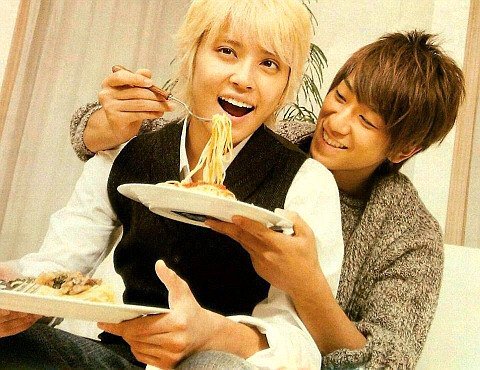 手越祐也さんにパスタを食べさせてあげている小山慶一郎さん。お兄ちゃんの表情をしています。