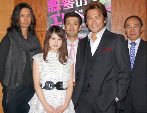 映画「悪夢のエレベーター」に出演した佐津川愛美さん。強面の男性に囲まれています。