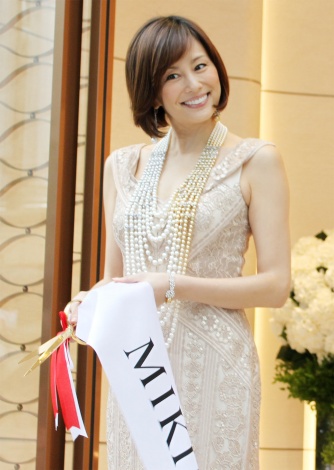 東京・ミキモト銀座4丁目本店オープニングセレモニーに出演した米倉涼子さん。総額約2億円以上のジュエリーを身に着けています。