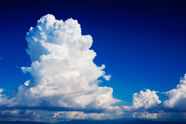 積乱雲が大きい青空。もくもくと美しですが、雷の前触れなので注意が必要です。