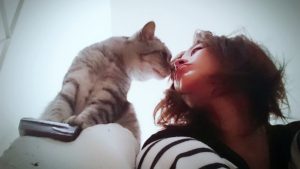 猫とキスをする山崎真実